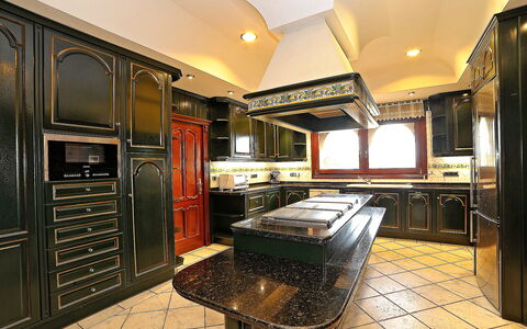 St Anthony: Cabinetry, Möbel, Countertop, Eigentum, Küche, Küchengerät, Holz, Haushaltsgerät, Beleuchtung, Herd