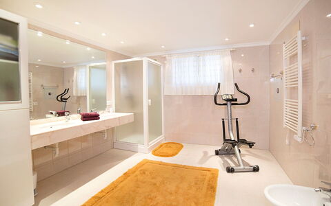 La Grippiere: Armatur, Eigentum, Zapfhahn, Spiegel, Gebäude, Countertop, Badezimmer, Holz, Interior Design, Beleuchtung