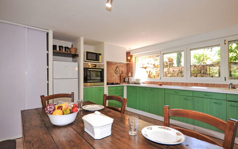 Kerkor: Küche, Countertop, Interior Design, Möbel, Holz, Flooring, Decke, Cabinetry, Zimmer, Fussboden