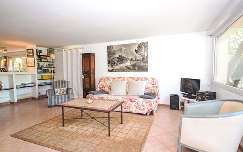Kerkor: Möbel, Interior Design, Flooring, Couch, Fussboden, Zimmer, Holz, Wohnzimmer, Decke, Tabelle