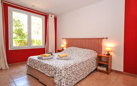 Kerkor: Möbel, Interior Design, Bett, Schlafzimmer, Fussboden, Holz, Flooring, Bettdecke, Textil, Zimmer