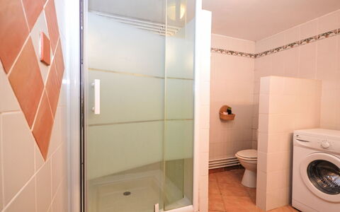 Kerkor: Flooring, Fussboden, Armatur, Interior Design, Badezimmer, Installation, Dusche, Duschtür, Zimmer, Fliese