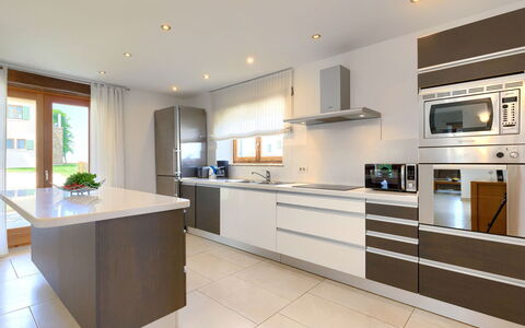 Stuartma: Cabinetry, Countertop, Eigentum, Möbel, Gebäude, Küchengerät, Fenster, Herd, Küche, Holz