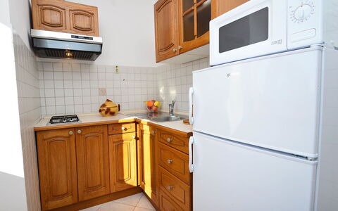 Stancija Negri: Cabinetry, Möbel, Küchengerät, Gebäude, Countertop, Schublade, Küche, Haushaltsgerät, Holz, Major Appliance