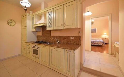 Opatija 134: Cabinetry, Countertop, Möbel, Eigentum, Sinken, Zapfhahn, Armatur, Holz, Küche, Gebäude