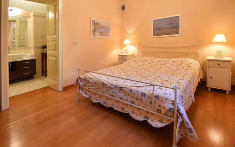 Opatija 134: Möbel, Eigentum, Spiegel, Holz, Komfort, Beleuchtung, Interior Design, Flooring, Fussboden