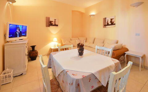 Opatija 134: Möbel, Tabelle, Eigentum, Stuhl, Holz, Beleuchtung, Interior Design, Die Architektur, Küche & Esszimmer Tisch, Gebäude