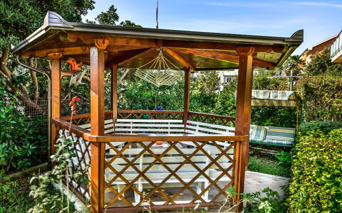 Lidija: Pflanze, Himmel, Holz, Rechteck, Schatten, Baum, Outdoor Struktur, Gras, Gazebo, Freizeit