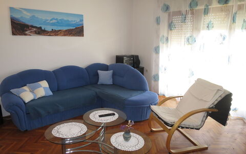 Lidija: Braun, Möbel, Eigentum, Couch, Tabelle, Blau, Holz, Komfort, Interior Design, Beleuchtung