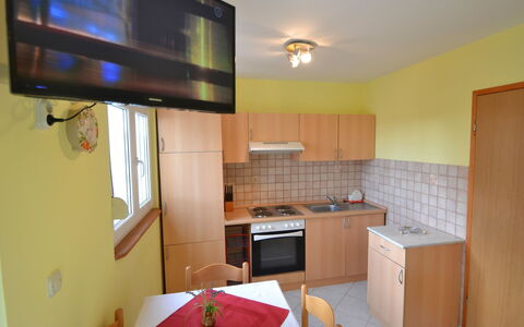 Lidija: Cabinetry, Countertop, Eigentum, Möbel, Spüle, Haushaltsgerät, Küche, Küchengerät, Herd, Sinken