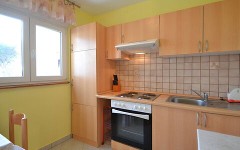 Lidija: Cabinetry, Eigentum, Möbel, Countertop, Spüle, Fenster, Zapfhahn, Gebäude, Herd, Küchengerät