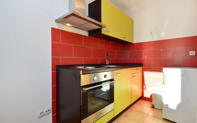 Bilice 150.1: Cabinetry, Countertop, Gebäude, Herd, Küchengerät, Exhaust Hood, Zapfhahn, Holz, Küche, Haushaltsgerät