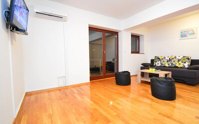 Bilice 150.8: Eigentum, Möbel, Holz, Komfort, Halle, Couch, Interior Design, Flooring, Holzbeize, Wohnzimmer
