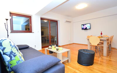 Bilice 150.9: Möbel, Eigentum, Tabelle, Komfort, Azurblau, Holz, Wohnzimmer, Interior Design, Flooring, Fernsehen