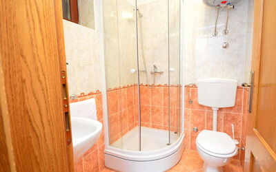 Bilice 150.11: Braun, Eigentum, Armatur, Toilette, Badezimmer, Lila, Interior Design, Toilleten Sitz, Gebäude