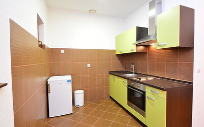 Bilice 150.12: Cabinetry, Möbel, Countertop, Sinken, Küchengerät, Gebäude, Herd, Küche, Interior Design, Haus