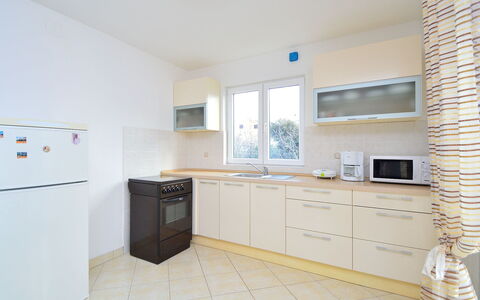 Ena: Cabinetry, Möbel, Countertop, Fenster, Zapfhahn, Gebäude, Sinken, Schublade, Beleuchtung, Holz