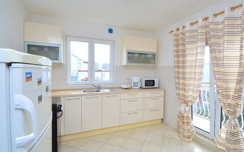 Ena: Cabinetry, Eigentum, Gebäude, Spüle, Fenster, Countertop, Zapfhahn, Sinken, Interior Design, Beleuchtung