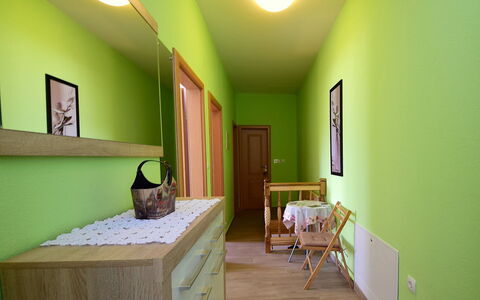 Bili Dvori: Grün, Zimmer, Interior Design, Eigentum, Gelb, Wand, Decke, Gebäude, Fussboden, Haus