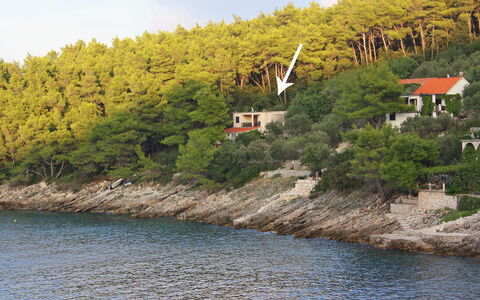 Korčula Prigradica 300: Wasser, Himmel, Wasservorräte, Wolke, Pflanze, Natürliche Landschaft, Baum, Gebäude, Hochland, See