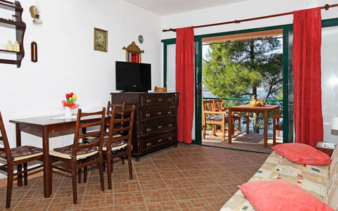 Korčula Prigradica 300: Tabelle, Möbel, Eigentum, Cabinetry, Bilderrahmen, Holz, Wohnzimmer, Beleuchtung, Stuhl, Schublade