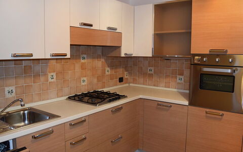 Piazzetta: Braun, Cabinetry, Countertop, Spüle, Möbel, Sinken, Gebäude, Gasherd, Küchengerät, Herd