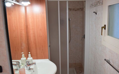 Piazzetta: Braun, Sinken, Eigentum, Zapfhahn, Armatur, Badezimmer, Bad Sink, Spiegel, Holz