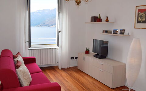 Piazzetta: Möbel, Eigentum, Bilderrahmen, Komfort, Holz, Interior Design, Fussboden, Wohnzimmer, Flooring, Cabinetry