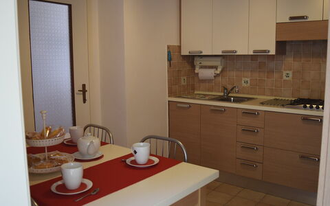 Piazzetta: Gebäude, Tabelle, Eigentum, Cabinetry, Möbel, Spüle, Sinken, Dishware, Zapfhahn, Holz