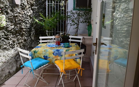 Piazzetta: Tabelle, Möbel, Pflanze, Stuhl, Blumentopf, Azurblau, Gebäude, Tisch Im Freien, Gartenmöbel, Interior Design