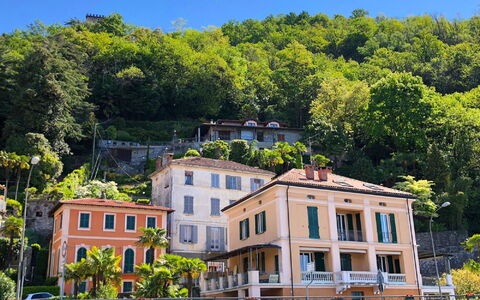 Piazzetta: Himmel, Gebäude, Pflanze, Daytime, Fenster, Grün, Baum, Urban Design, Haus, Natürliche Landschaft