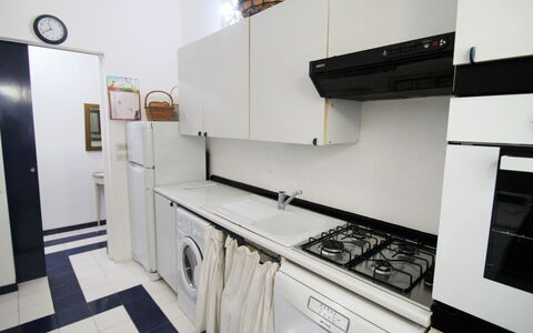 Apt 3: Cabinetry, Spüle, Zapfhahn, Sinken, Countertop, Herd, Küche, Küchengerät, Bilderrahmen