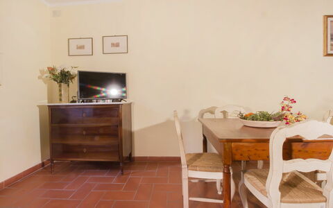 Villa Etrusca: Zimmer, Fussboden, Eigentum, Möbel, Gebäude, Interior Design, Haus, Wand, Hartholz, Tabelle