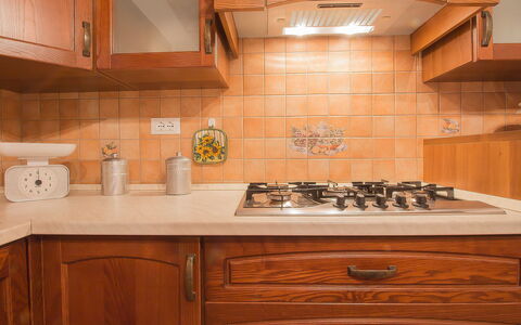 Podere la Quercia: Countertop, Cabinetry, Zimmer, Küche, Eigentum, Fliese, Möbel, Beleuchtung, Fussboden, Holzbeize