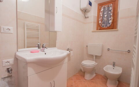 Podere la Quercia: Badezimmer, Eigentum, Zimmer, Wand, Armatur, Toilette, Interior Design, Die Architektur, Bidet, Grundeigentum