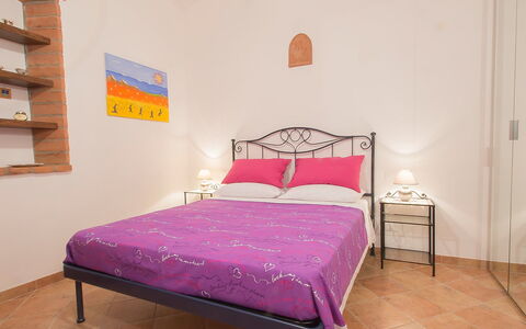 Podere la Quercia: Schlafzimmer, Bett, Möbel, Zimmer, Bettdecke, Eigentum, Bettrahmen, Bedding, Rosa, Interior Design