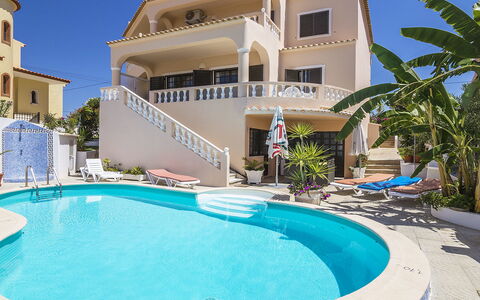 Villa Quinta Do Sol: Himmel, Wasser, Eigentum, Gebäude, Schwimmbad, Pflanze, Fenster, Azurblau, Blau, Schatten