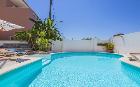 Villa Quinta Do Sol: Wasser, Himmel, Eigentum, Gebäude, Schwimmbad, Pflanze, Blau, Azurblau, Schatten, Gartenmöbel