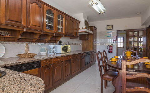 Villa Quinta Do Sol: Cabinetry, Möbel, Countertop, Holz, Küche, Beleuchtung, Schublade, Die Architektur, Fussboden, Interior Design