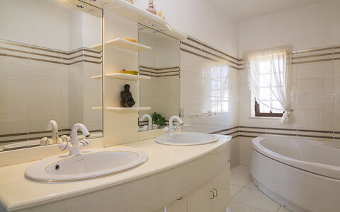 Villa Quinta Do Sol: Spiegel, Zapfhahn, Armatur, Sinken, Eigentum, Badezimmerschrank, Bad Sink, Gebäude, Badezimmer, Fenster