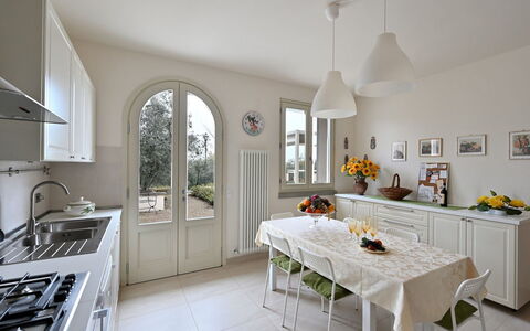 Villa Gaville: Cabinetry, Countertop, Möbel, Eigentum, Tabelle, Küche, Spüle, Sinken, Interior Design, Holz