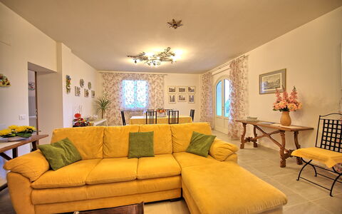 Villa Gaville: Wohnzimmer, Möbel, Zimmer, Eigentum, Gelb, Interior Design, Couch, Gebäude, Haus, Zuhause