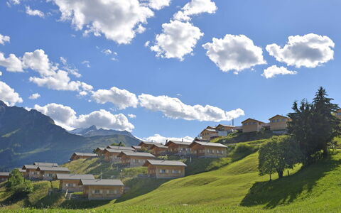 Maiensäss Superior: Wolke, Himmel, Eigentum, Berg, Pflanze, Ökoregion, Natürliche Landschaft, Azurblau, Natürlichen Umgebung, Haus