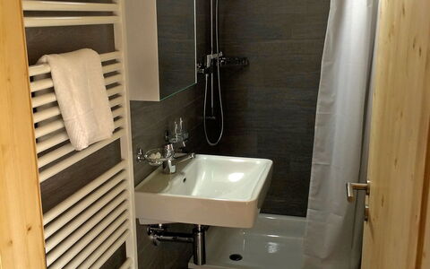 Maiensäss Superior: Braun, Zapfhahn, Spiegel, Armatur, Bad Sink, Sinken, Eigentum, Badezimmer, Holz, Interior Design