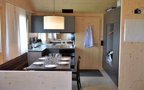 Maiensäss Superior: Cabinetry, Möbel, Countertop, Gebäude, Tabelle, Kühlschrank, Stuhl, Küchengerät, Küche, Holz