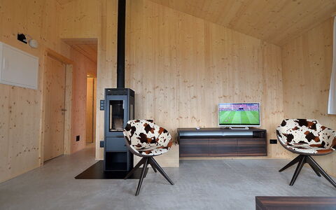 Maiensäss Superior: Möbel, Gebäude, Holz, Interior Design, Flooring, Fussboden, Tabelle, Haus, Wohnzimmer, Halle