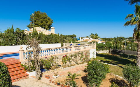 Cala Vista: Pflanze, Himmel, Pflanzengemeinschaft, Baum, Gebäude, Grundstueck, Vegetation, Gras, Landschaft, Freizeit