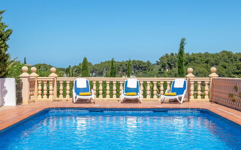 Cala Vista: Wasser, Himmel, Pflanze, Schwimmbad, Blau, Azurblau, Baum, Gartenmöbel, Rechteck, Haus