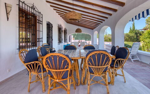 Cala Vista: Tabelle, Möbel, Pflanze, Stuhl, Holz, Gartenmöbel, Veranda, Tisch Im Freien, Gebäude, Interior Design
