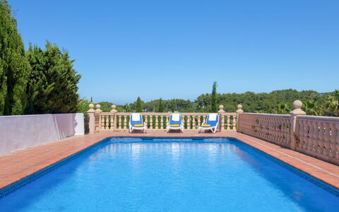 Cala Vista: Wasser, Himmel, Daytime, Eigentum, Schwimmbad, Pflanze, Natur, Azurblau, Blau, Gebäude